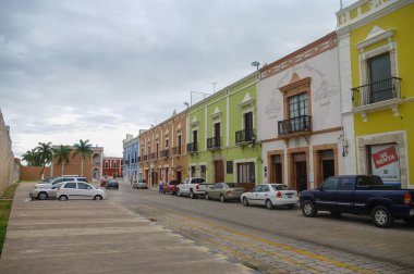 Şehir Campeche, Meksika için tipik koloni binaları ile sokak.