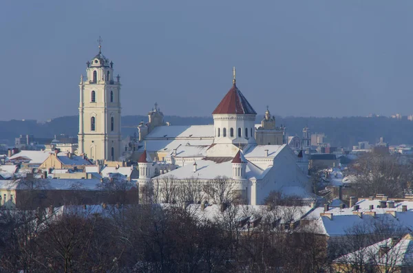 Vilna panorama de la ciudad vieja en invierno con la iglesia ortodoxa de la santa madre de Dios y campanario de la Iglesia de San Juan. Lituania — Foto de Stock