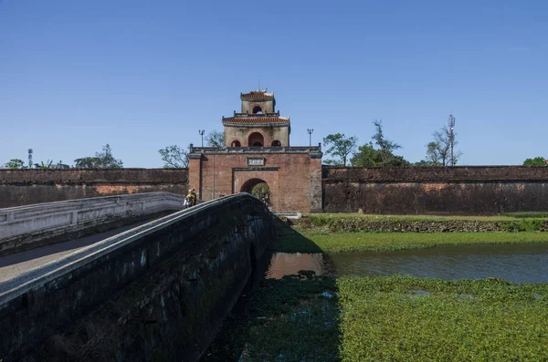 The gate in to citadel (emperors palace), and bridge over Imperial Palace moat, Hue,Vietnam — Stock Photo, Image