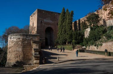 Görünüm Gate Adalet (Puerta de la Justicia), en etkileyici kapıya Alhambra kompleksi, Granada, İspanya