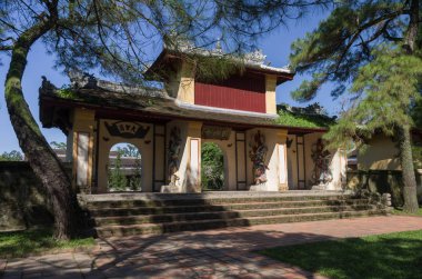 Giriş kapısı Thien Mu Pagoda içinde. UNESCO dünya mirası. Hue, Vietnam