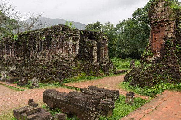 Остатки индуистских башен-храмов в святилище My Son, внесенном в список Всемирного наследия ЮНЕСКО во Вьетнаме
