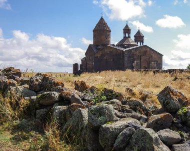 Ortaçağ Ermeni Manastırı Saghmosavank, Kassakh Nehri yakınında bulunmaktadır. Ashtarak district, Ermenistan