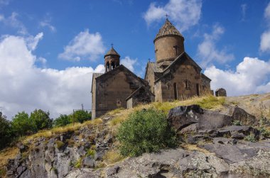 Ortaçağ Ermeni Manastırı Saghmosavank, Kassakh Nehri yakınında bulunmaktadır. Ashtarak district, Ermenistan