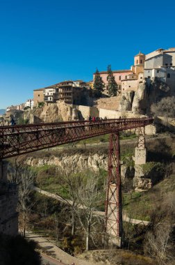 Asılı görünümüne ortaçağ şehir Cuenca eski şehir ve San Pablo Köprüsü 