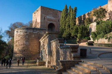 Görünüm Gate Adalet (Puerta de la Justicia), en etkileyici kapıya Alhambra kompleksi, Granada, İspanya