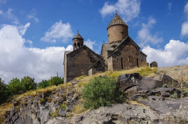 Biara armenia abad pertengahan Saghmosavank, terletak di dekat Sungai Kassakh. Distrik Ashtarak, Armenia — Stok Foto