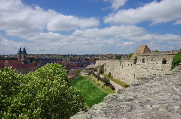 Duvarlar ve sur ile ortaçağ şehir Eger arka plan adlı Eger kale (kale) ana kapısı. Macaristan