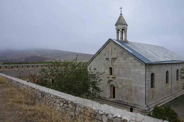 Igreja e muros de defesa do mosteiro medieval arménio Amaras, República de Nagorno-Karabakh — Fotografia de Stock