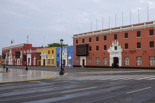 บ้านอาณานิคมที่มีสีสันใน Trujillo ในเมืองเปรู — ภาพถ่ายสต็อก