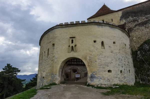 Porta torre della fortezza medievale a Rasnov con montagne sullo sfondo, Transilvania, Brasov, Romania — Foto Stock