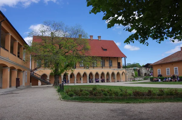 고딕 궁전 그리고 게르 요새 내부 안뜰입니다. 게르, 헝가리 — 스톡 사진