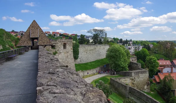 Murallas y puerta principal de muralla de la fortaleza de Eger (castillo) con la ciudad medieval de Eger al fondo. Hungría — Foto de Stock