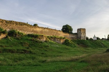 Ortaçağ Izborsk kale duvarları ve towers de günbatımı, Pskov region, Rusya Federasyonu