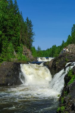 Suna nehri üzerinde Kivach şelalesi, Karelia, Rusya
