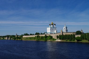 Trinity Katedrali, çan kulesi ve duvarlar ve kule Pskov Kremlin görünümünü. Pskov, Rusya Federasyonu