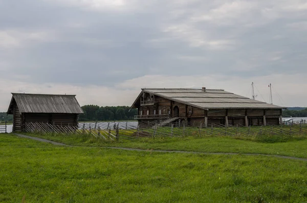 Tradiční dřevěný dům ve vesnici na ostrově Kizhi, Karelia, Rusko — Stock fotografie