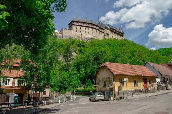 Karlstejn, Repubblica Ceca - 10 maggio 2012: Famoso castello medievale di Karlstejn vicino a Praga in Repubblica Ceca — Foto Stock