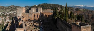  Avlu, duvarlar ve kule Alcazaba, Alhambra, Kalesi Nasrid Emirliği kale, Andalusia'nın Avrupa seyahat landmark görünümü