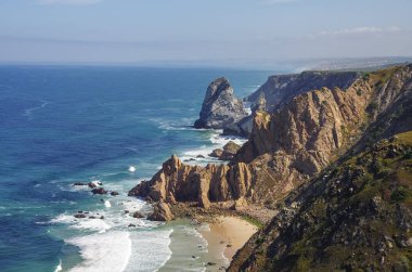 Cabo da Roca (Cape Roca) Atlas Okyanusu kıyı şeridi görünümünden anakara Portekiz ve kıta Avrupası en batı kapsamını oluşturan bir pelerin olduğunu. Portekiz