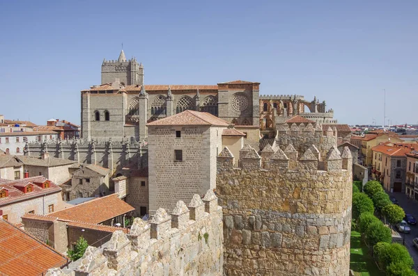 Katedra Avila. Widok ze starożytnych średniowiecznych murów twierdzy Avila. Hiszpania — Zdjęcie stockowe