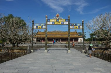 Giriş kapısı için Citadel imparatorluk yasak şehir roayal Sarayı arka planda, Hue, Vietnam ile