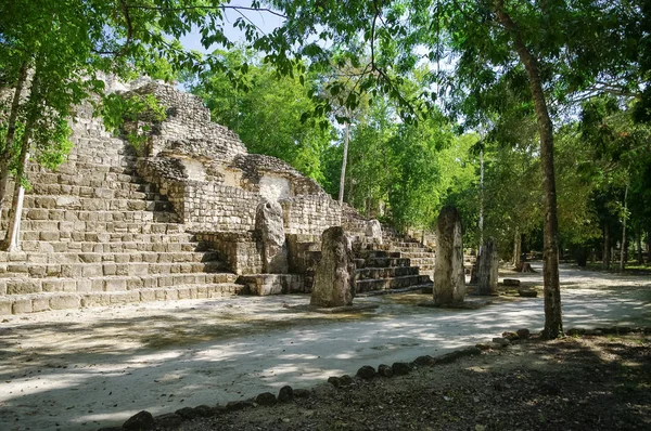 Kroky na schodech pyramidy. Struktura 1 v komplexu se tyčí nad džunglí Calakmul byl, Mexiko — Stock fotografie