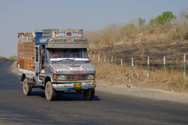 Renkli kamyon Tata Hint otoyol marka..