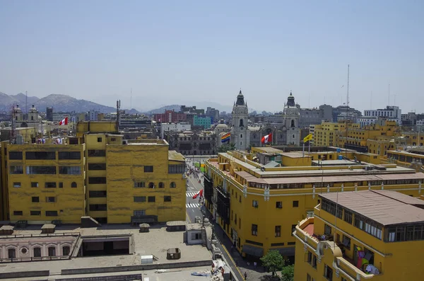 Vista a los tejados del centro de la ciudad e iglesia Catedral en la plaza principal Plaza de Armas en la parte histórica de la ciudad de Lima, desde el Convento de Santo Domingo. Lima, Perú —  Fotos de Stock