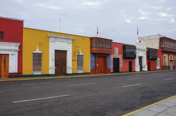 Coloridas casas coloniales en Trujillo centro, Perú —  Fotos de Stock