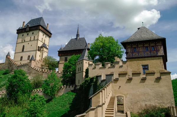 Słynny średniowieczny zamek Karlstejn koło Pragi w Republice Czeskiej — Zdjęcie stockowe