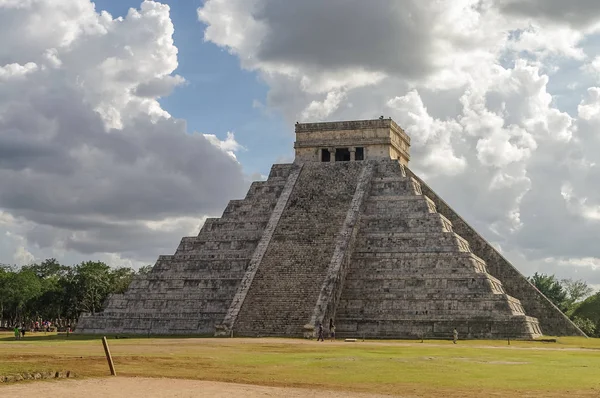 Maja piramis Kukulkan "El Castillo", Chichén-Itzá, Mexikó. — Stock Fotó