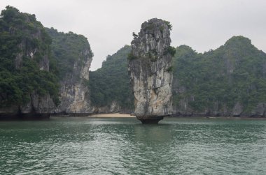 Güzel kireçtaşı dağ manzarası, Ha Long Bay, Kuzey Vietnam. Bulutlu kış hava