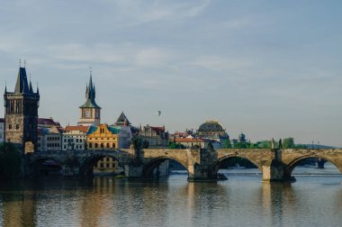 Charles Köprüsü ve Prag Kalesi'ne, sabah erken Prag (Çek Cumhuriyeti). Hiçbir insan.
