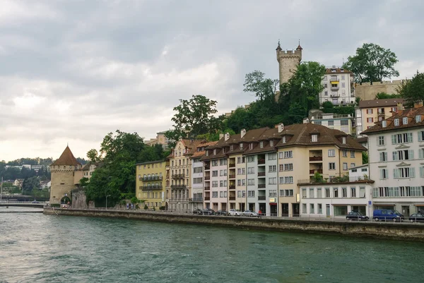 Torre de muralha da cidade velha e casas em aterro do rio Reuss na cidade velha de Lucerna (Luzerne  ) — Fotografia de Stock