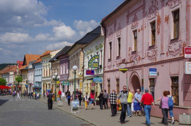 Colourful Kezmarok, Slovakya, ana caddede SPI bölge, Poprad nehir küçük bir kasaba evleri.