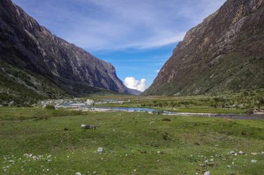 Dağ Vadisi ve nehir. Huascaran Milli Parkı, Cordillera Blanca - Santa Cruz Trekking devre. Peru