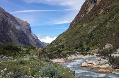 Dağ Vadisi ve nehir. Huascaran Milli Parkı, Cordillera Blanca - Santa Cruz Trekking devre. Peru