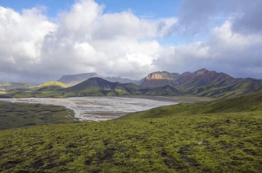 Göl ve yosun kaplı volkanik Dağları. Landmannalaugar. İzlanda