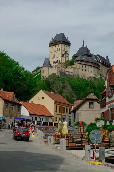 Famoso castello medievale di Karlstejn vicino a Praga in Repubblica Ceca — Foto Stock
