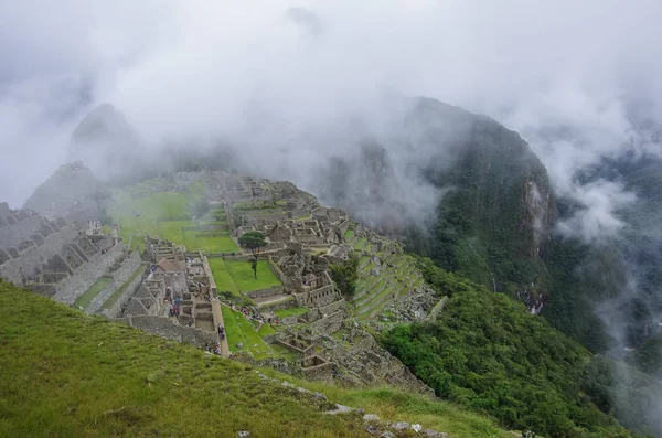 Vista de la Ciudad Inca Perdida de Machu Picchu cerca de Cusco.Nubes bajas cubren montañas. Región del Cusco, Valle Sagrado, Perú —  Fotos de Stock