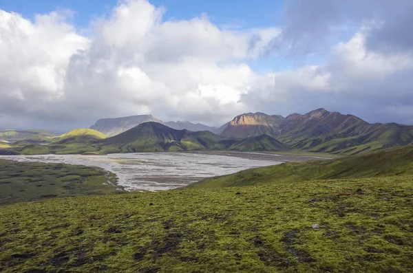 Tó és a moha borított vulkanikus hegyek. Landmannalaugar. Izland — Stock Fotó