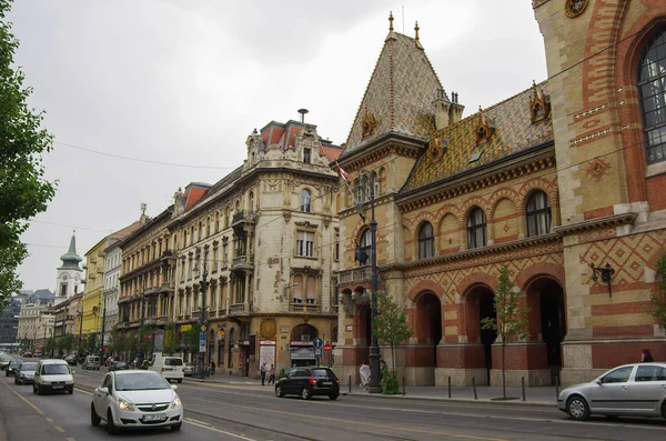 Casas antiguas en el casco antiguo de Budapest con edificio Great Market Hall en primer plano — Foto de Stock