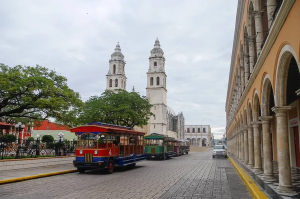 Independence Plaza, trens turísticos e catedral no lado oposto da praça . — Fotografia de Stock