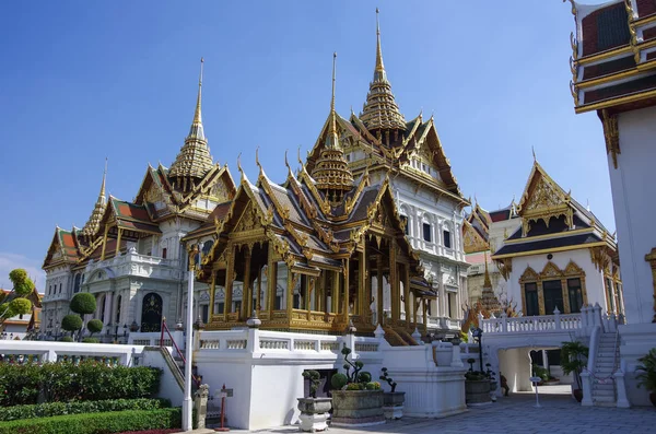Roayl Great (Grand) Palace Buddhist temple with famous green tree gardens in centre of Bangkok, Thailand — стоковое фото
