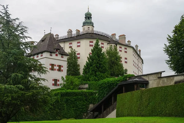 Ambras kale (schloss ambras) bir Rönesans on altıncı yüzyılda kale ve palace Innsbruck, Avusturya üstündeki tepelerde bulunan. — Stok fotoğraf