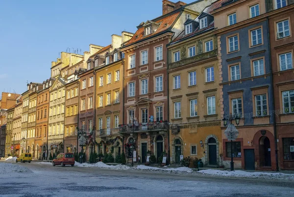 Σπίτια στην πλατεία αγορά παλιάς πόλης, Βαρσοβία, Πολωνία. Χειμώνα με το χιόνι — Φωτογραφία Αρχείου