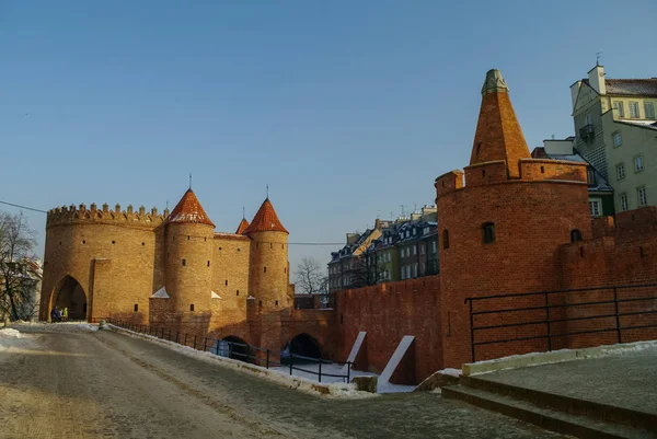Torres y paredes de ladrillo rojo de la histórica fortaleza Barbican de Varsovia, Polonia —  Fotos de Stock