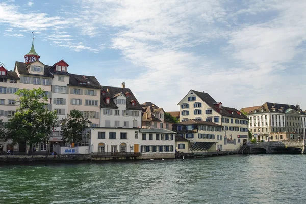 Rumah tradisional di tanggul Sungai Limmat di pusat kota bersejarah Zurich, Kanton Zurich, Swiss — Stok Foto