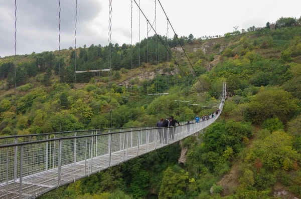 Khndzoresk schwingende Brücke. Hängebrücke über die Schlucht beim Dorf Goris. Armenien — Stockfoto